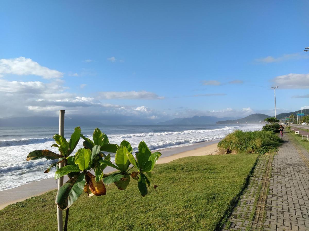 Caraguatatuba de frente para o mar Exterior foto